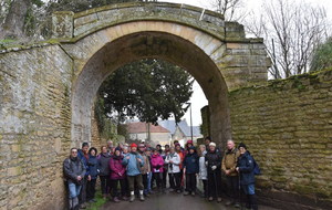 Photo du groupe sous le Vieux-Pont de Camilly