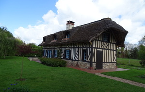 Authentique maison normande à colombages et toit de chaume