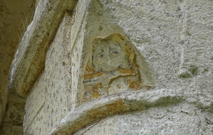 Peinture représentant un personnage en buste située à l'extrémité sud de la nef