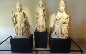Les Statues de Saint Pierre en pape