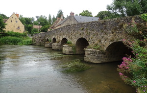 Vieux pont d'Asnières sur vègre, lieu de notre pique-nique 