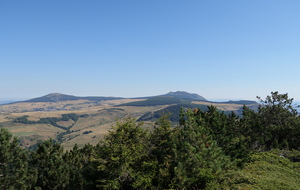 Le Mont Alambre et le village des Estables à son pied, le Mont Mézenc 