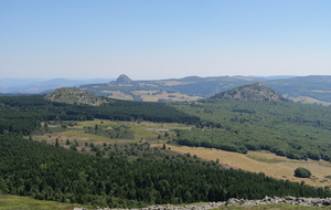 Le Suc de Seponnet et le Sépoux, le Mont Gerbier de Jonc à l'arrière-plan