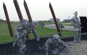 Statues de soldats installées depuis le 75e anniversaire au cinéma circulaire.