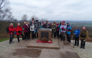 Photo du Groupe prise à la stèle de 13/18ᵉ Royal Hussars au Mont Pinçon
